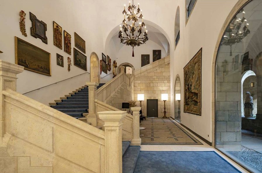 Parador de Leon Luxury hotel on the Camino inside view