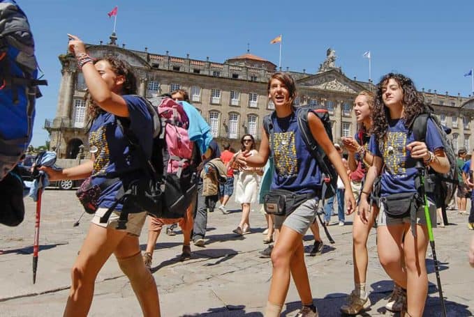 Students arriving to Santiago Educamino